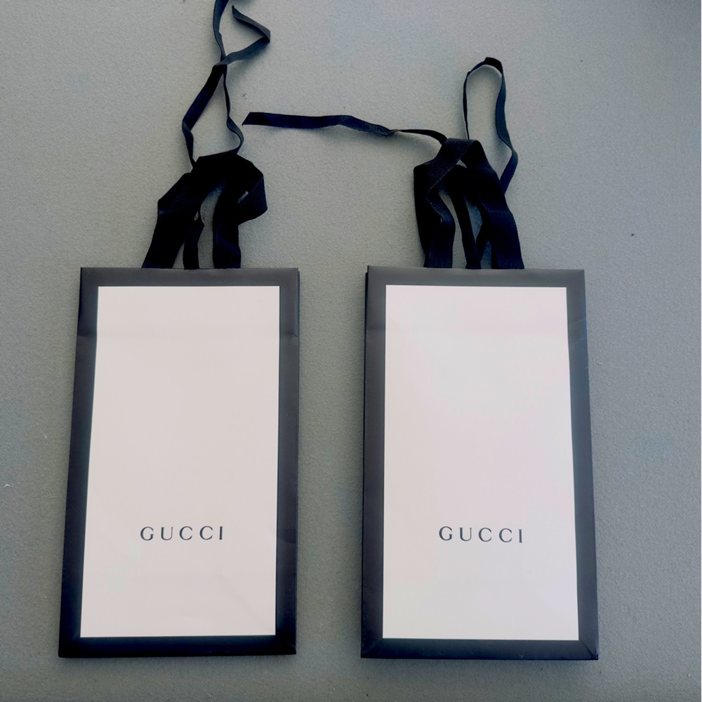 Black and White Gucci bag. It looks like new.
